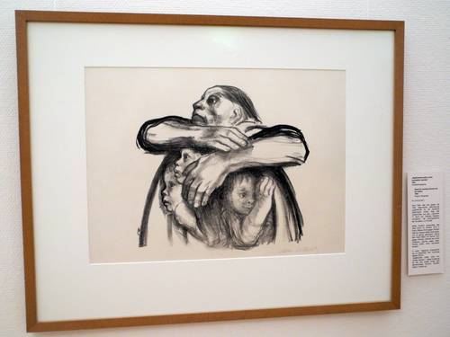  Käthe Kollwitz - 1942 entstandene Lithografie: eine Mutter, die ihre Kinder vor dem sinnlosen Tod auf dem Schlachtfeld schützen soll